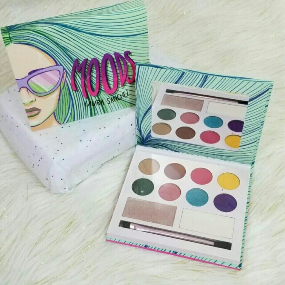 Laura Sanchez MOODS eyeshadow pallete.